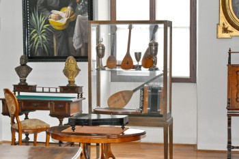 PIXNIO-2174764-1200x800- museum.jpeg